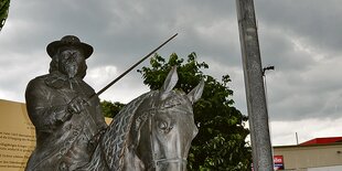 Das Reiterdenkmal von Anton Günter vor Flachbauten.