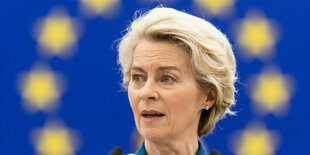 Ursula von der Leyen vor der blauen EU-Fahne mit gelben Sternen