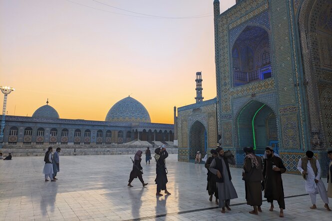 Blaue Moschee im Abendlicht mit vielen Taliban