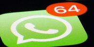 WhatsApp-Symbol auf Smartphone.