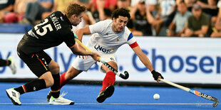 Halbfinale im Visier: Deutschlands Hannes Müller (l.) verteidigt Frankreichs Simon Martin-Brisac.