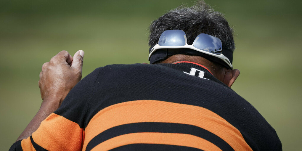 "Umgraben mit Sinn": taz-Golfer beim Warmspielen.