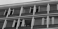 Menschen schauen am 30. August 1983 aus offenen Fenstern auf den toten Körper von Cemal Kemal Altun (nicht im Bild) Cemal