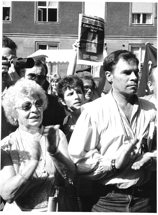 Berlin, 31. August 1983: Auf einem Straßenfest hält jemand die taz mit dem Titel „Cemal Kemal Altun ist tot“ hoch