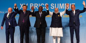 Sechs Männer vor dem Schild "Brics-Summit" lachen in die Kamera