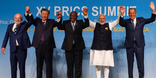 Sechs Männer vor dem Schild "Brics-Summit" lachen in die Kamera