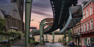 die Schwebebahn in Wuppertal bei Abenddämmerung