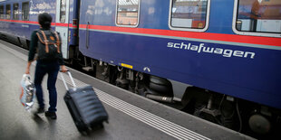 Ein Nachtzug in einem Bahnhof.