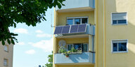 Solaranlage an einem Balkon
