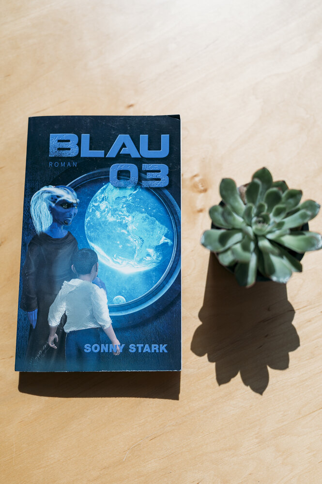 Sonny Starks Roman "Blau 03" auf einem Tisch