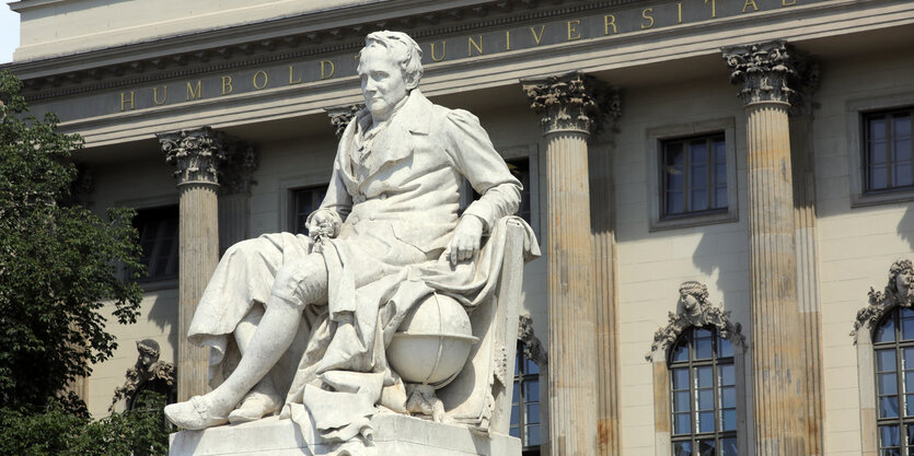 Eingang der Humboldt-Universität mit Humboldt-Denkmal