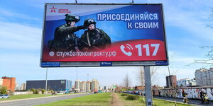 Werbeplakat für den Militärdienst in Russland auf einer Straße