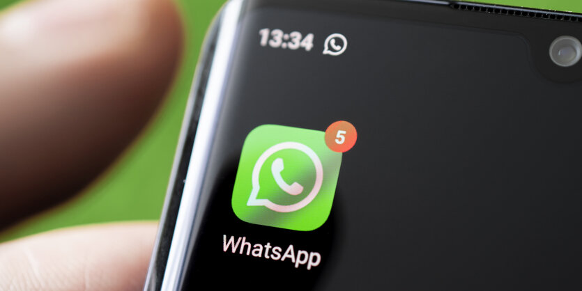 Smartphone mit dem Symbol von WhatsApp.