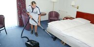 Eine Person saugt ein Hotelzimmer.