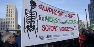 Ein Plakat auf einer Demo, auf dem steht: „Glyphosat ist Gift für Mensch und Natur. Sofort verbieten.“