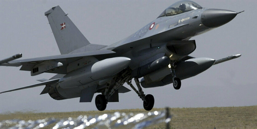 Ein Kampfjet von Typ F-16