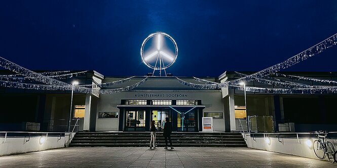 Das Künstlerhaus Sootbörn mit einem Stern auf dem Dach.