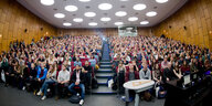 Zahlreiche Studierende sitzen im Audimax der Uni Hannover bei einer Einführungsveranstaltung