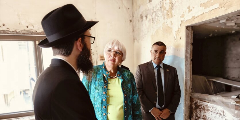 Claudia Roth unterhält sich mit dem Rabbiner Israel Kozlovsky im jüdischen Gemeindezentrum von Mumbai