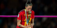Fußballerin Jenni Hermoso küsst einen Pokal