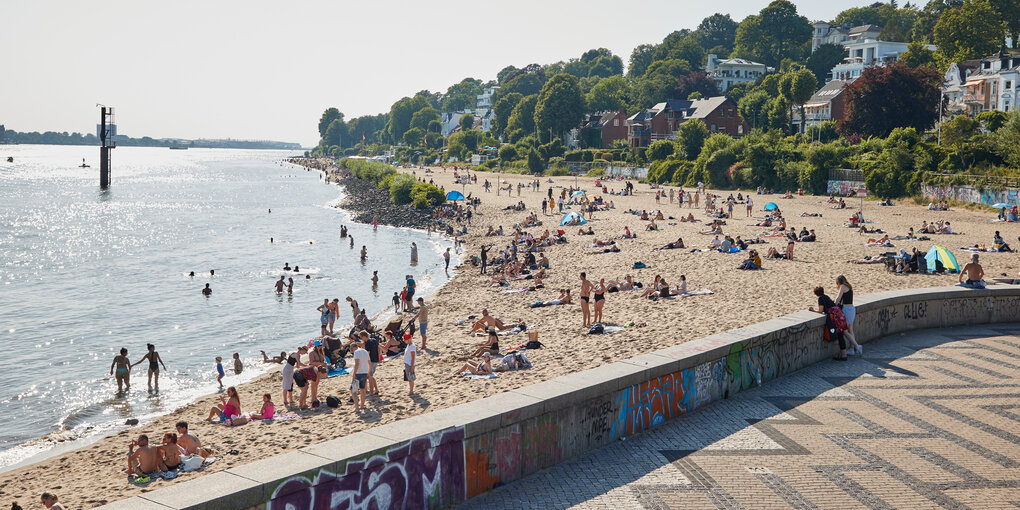 Menschen am Elbstrand von Övelgönne.