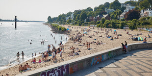 Menschen am Elbstrand von Övelgönne.