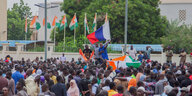 Eine Menschenmenge steht vor der französischen Botschaft in der Hauptstadt Nigers Niamey