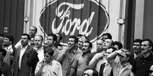 Männer stehen vor dem Ford Logo während des Streiks, hier am 27.-29.8.1973 in Koeln
