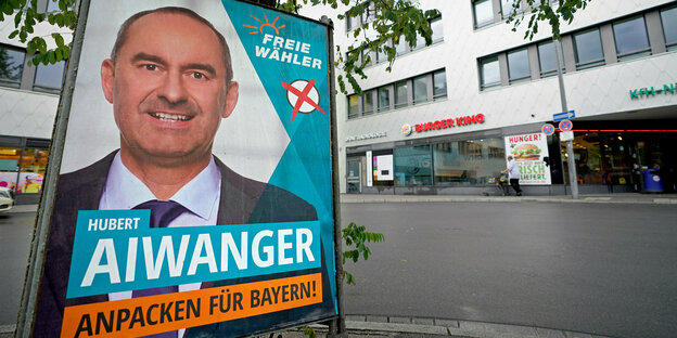 Wahlplakat mit Hubert Aiwanger für die Freien Wähler vor der Landesgeschäftsstelle in München