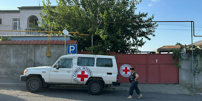 Ein Krankenwagen steht vor einem Haus.