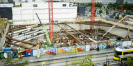 Das Bild zeigt die Baugrube des Covivio-Hochhauses, die für das Absacken des U-Bahn-Tunnels verantwortlich sein soll.