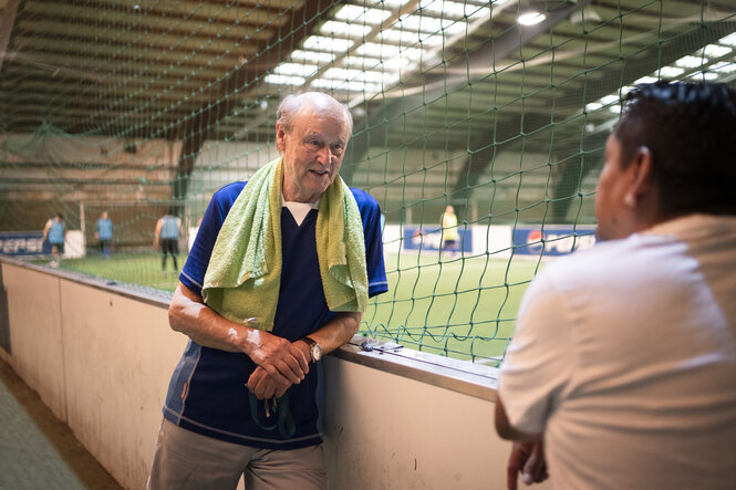 Michael Schlehhuber steht vor einem Tennisplatz