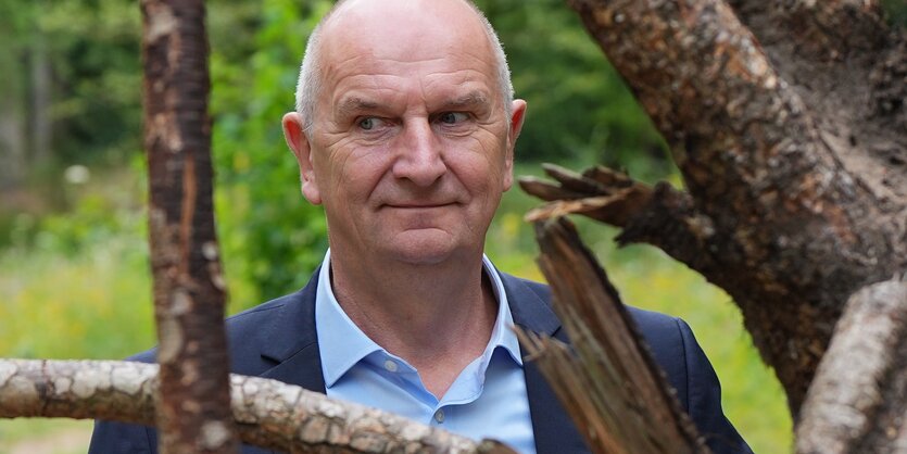 Das Foto zeigt Brandenburgs Ministerpräsidenten Dietmar Woidke im Fortscbotanischen Garten in Eberswalde