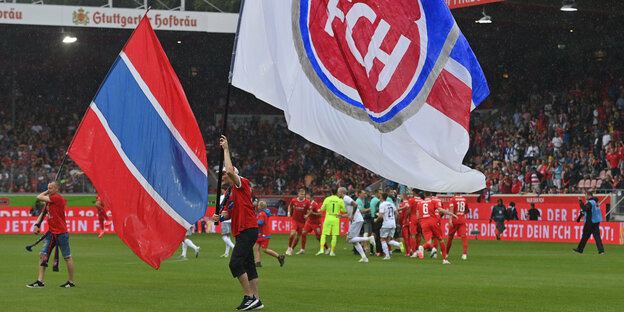 Fahne des FC Heidenheim wird auf dem Rasen geschwenkt