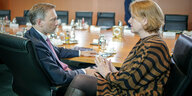 Finanzminister Christian Lindner und Familienministerin Lisa Paus sitzen sich gegenüber