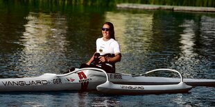 Esther Bode sitzt in ihrem Kanu mit Ausleger