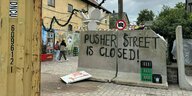 «Pusher Street is closed!» (Die Pusher Street ist geschlossen) steht auf zwei Betonmauern, die den Eingang zur Pusherstreet blockieren
