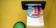 Ein 1200-Euro Geldschein im Schlitz eines Automaten