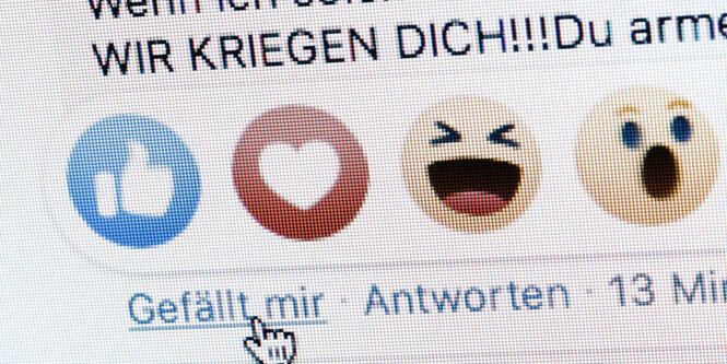 Symbolfoto: Neben dem "Gefällt mir" Button von facebook sind die Worte "Wir kriegen dich" zu lesen