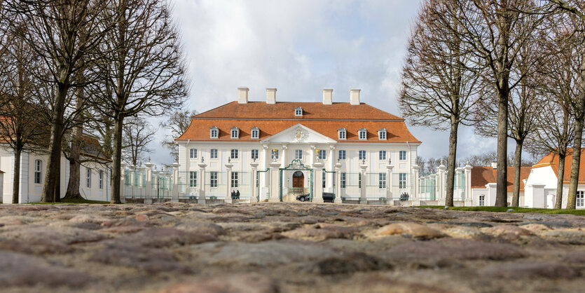 Blick auf das Schloß Meseberg mit Winterlaub