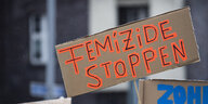 Auf einem Schild steht: Femizide stoppen