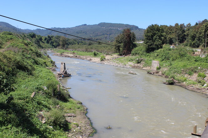 Ein brauner Fluss im Sommer