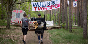 Zwei Aktivisten gehen durch die Wuhlheide