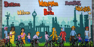 Fahrraeder stehen vor einem Wandgemaelde mit der Skyline von Berlin und der Aufschrift Willkommen in Berlin