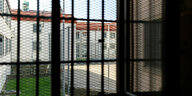 Blick in einen Gefangenengang der Justizvollzugsanstalt (JVA) Nürnberg, in der ein Beamter unterwegs ist
