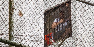 Leopoldo López schaut aus einem Gefängnisfenster heraus.