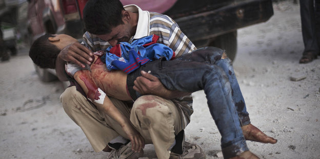 Mann in Aleppo mit getötetem Sohn