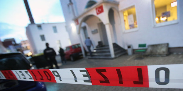 Polizeiabsperrung vor einer Moschee in Bielefeld