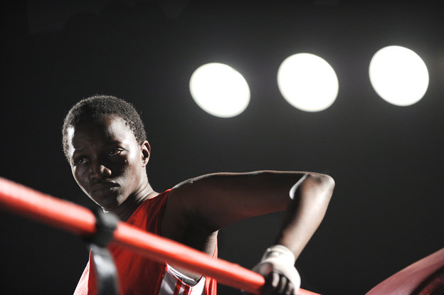 Close-Up einer Boxerin im Ring.