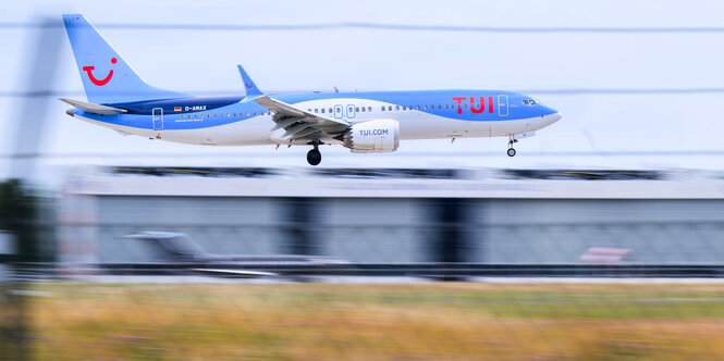 Ein Flugzeug mit Aufschrift Tui landet